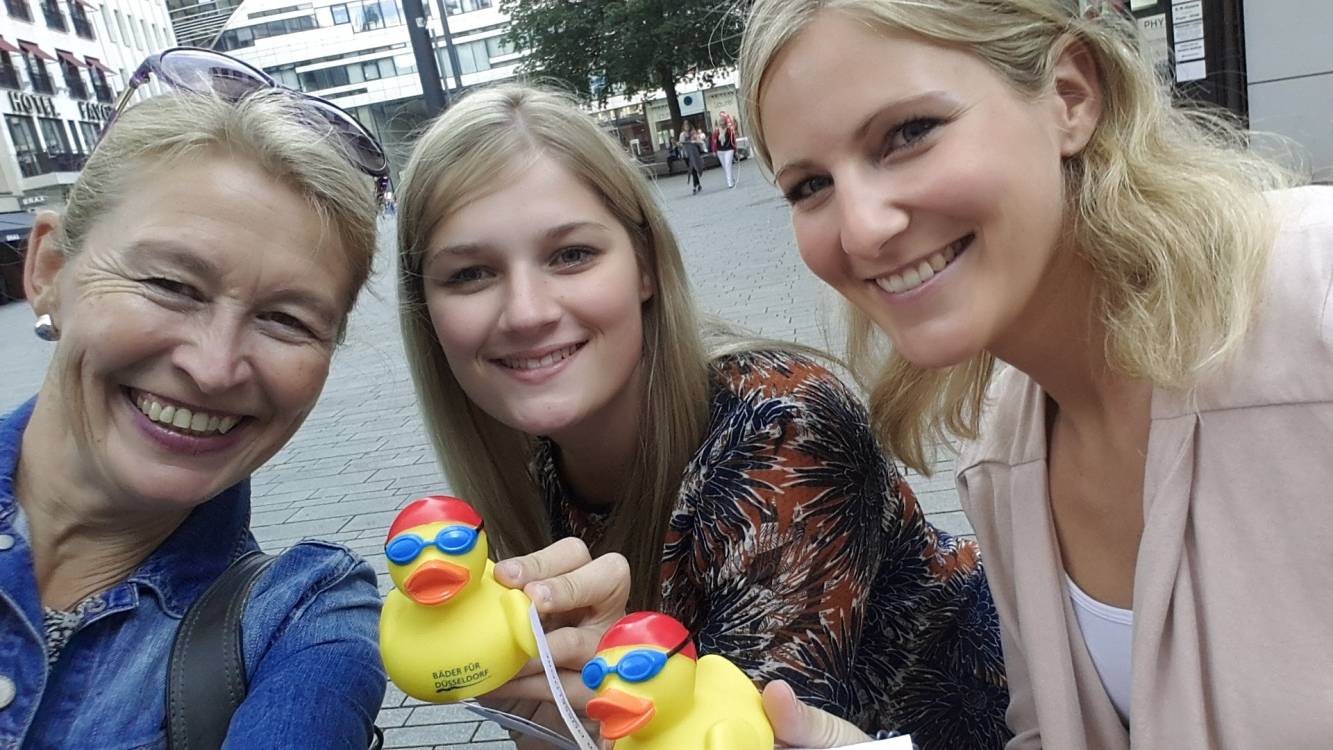  Verrückte Hühner, lustige Aktion: Entchen holen, Foto machen, Schwimmbad-Karte gewinnen. 