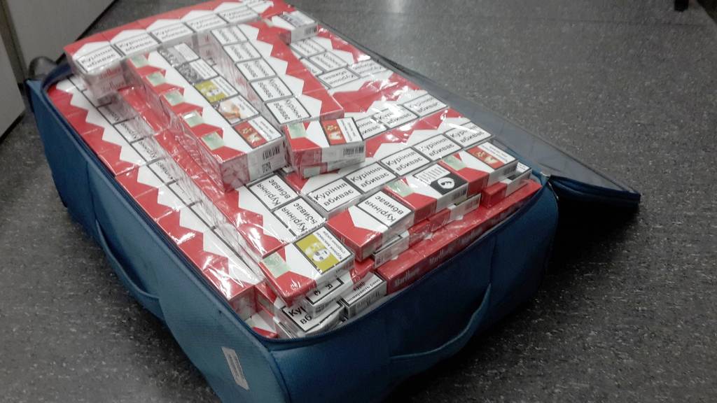  Bei der Röntgenkontrolle eines Koffers entdeckten Zöllner 15.000 Zigaretten. Ein Russe wollte sie nach Deutschalnd einschmuggeln.  