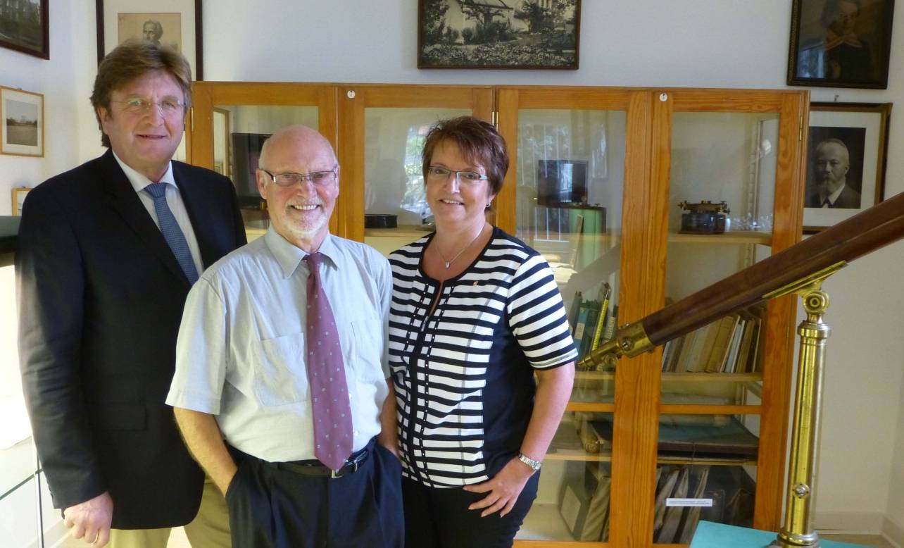  Pressegespräch im Archiv der Bilker Heimatfreunde: AGD-Vorsitzender Bernhard von Kries (v. li.), Erich Pliszka, Präsident der Bilker Heimatfreunde, und die 2. Geschäftsführerin der Heimatfreunde, Susanne Versen, sagen: „Wir möchten konstruktive Gespräche mit dem Oberbürgermeister führen!“ 
