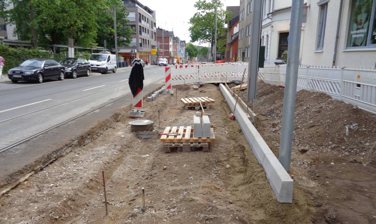  Letzte Pflasterarbeiten auf Gehwegen und Parkflächen wurden auf der Benderstraße jetzt abgeschlossen. Im August endet die Sanierung damit, dass der lärmoptimierte Fahrbahnbelag aufgetragen wird. 