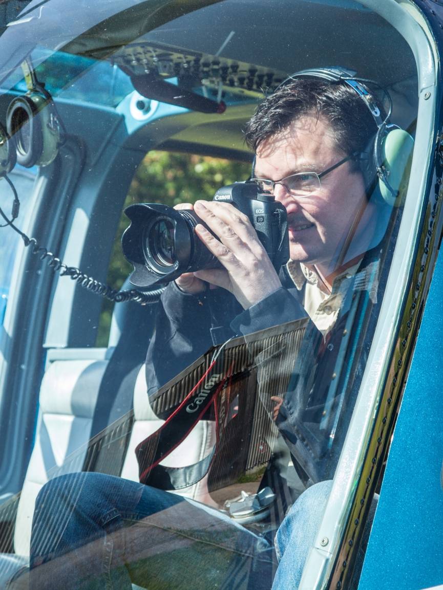  Marc Frankenhauser geht für gute Aufnahmen auch mit dem Hubschrauber in die Luft. 