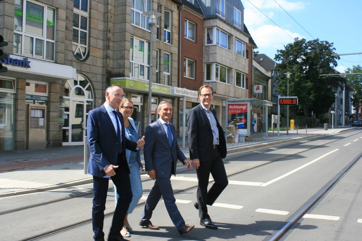  Rheinbahn-Vorstand Klaus Klar, Andrea Blome vom Amt für Verkehrsmanagement, Oberbürgermeister Thomas Geisel und Verkehrsdezernent Dr. Stephan Keller (v.l.) auf der neuen Benderstraße. 