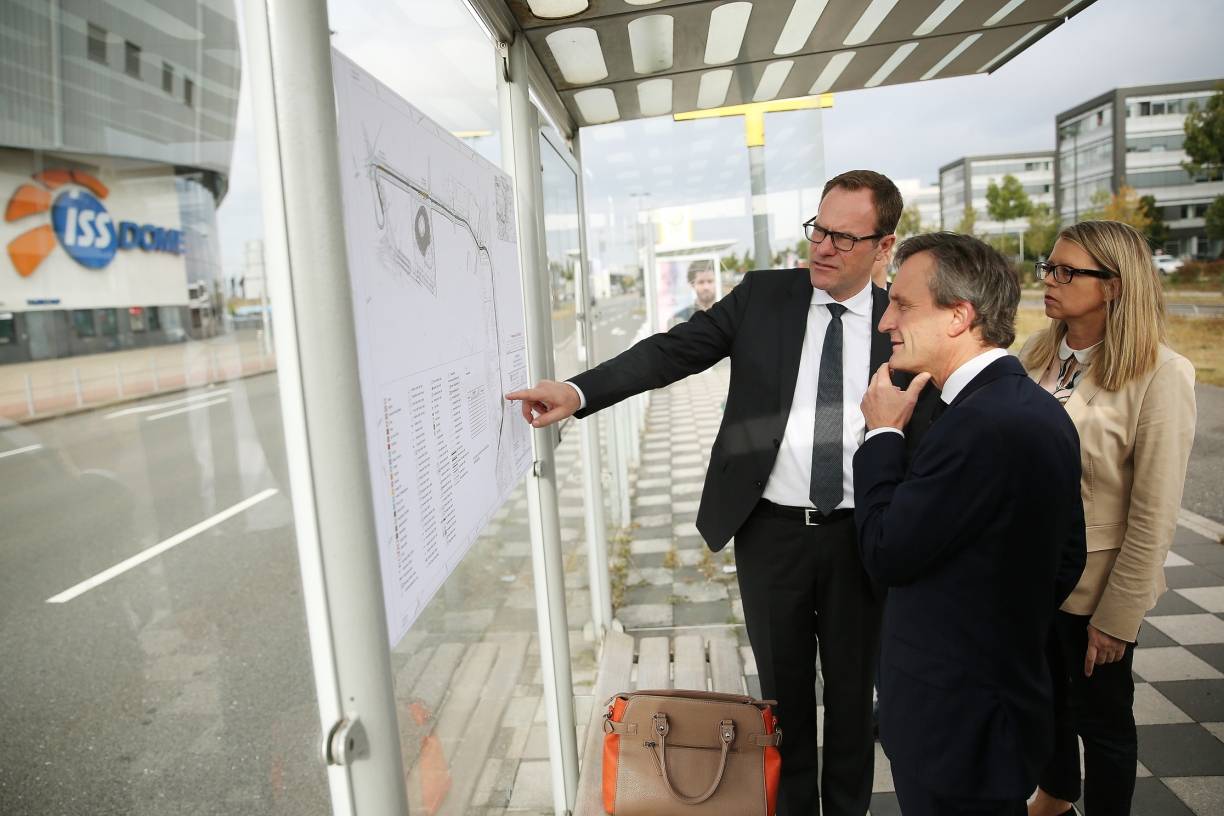  Dr. Stephan Keller, Oberbürgermeister Thomas Geisel und Andrea Blome, Leiterin des Amtes für Verkehrsmanagement (v.l.) an einem Detailplan zur zukünftigen Trassenführung der Straßenbahnlinie 701. 
