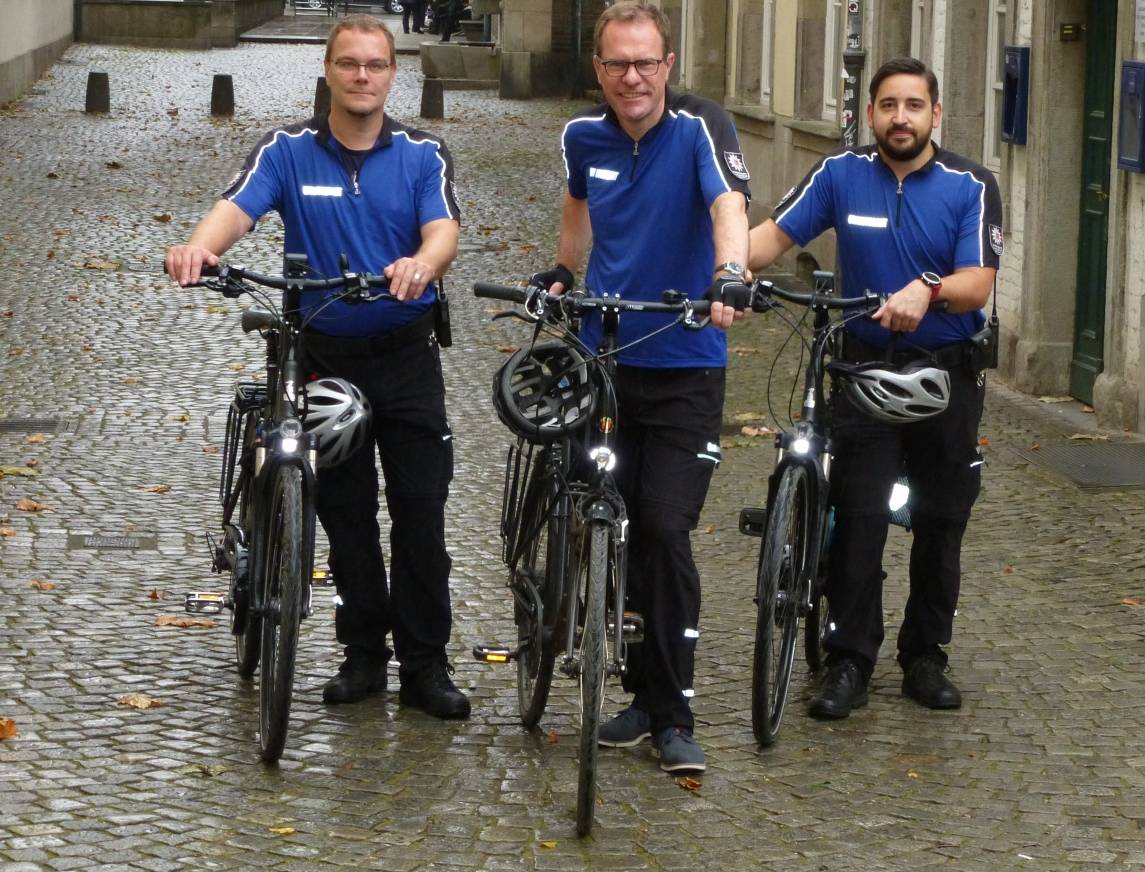  Peter Hansen (li.) und Dennis Lotz gehören zur Fahrradstaffel des Düsseldorfer Ordnungs- und Sicherheitsdienstes. Verkehrs- und Ordnungsdezernent Dr. Stephan Keller (Mitte) will sich im Rahmen eines Presse-Termins ein Bild von ihrer Arbeit machen. 