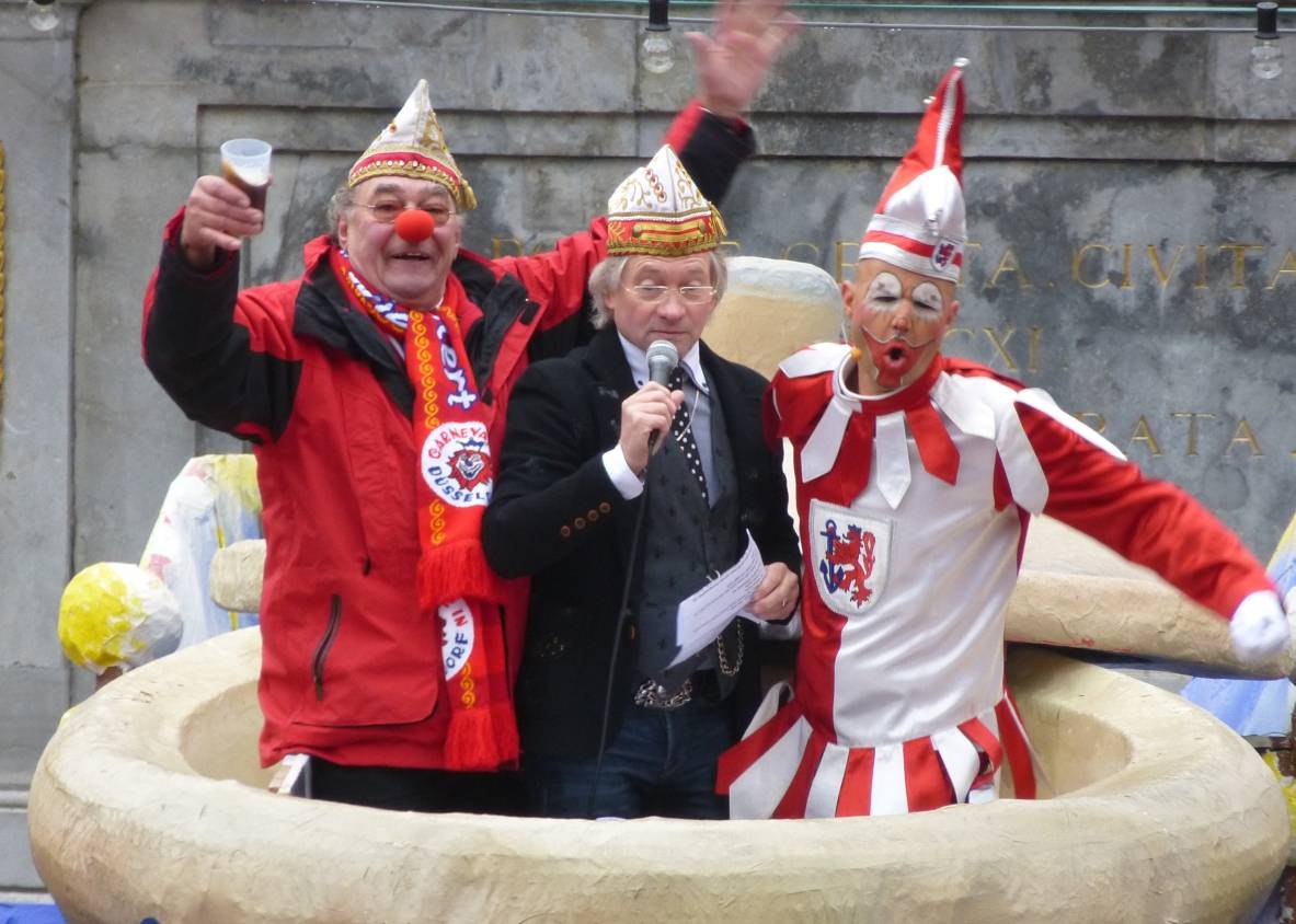  Dreier im Senftopf: Hermann Schmitz und Hilger Höltgen mit Hoppeditz Tom Bauer(v.l). 