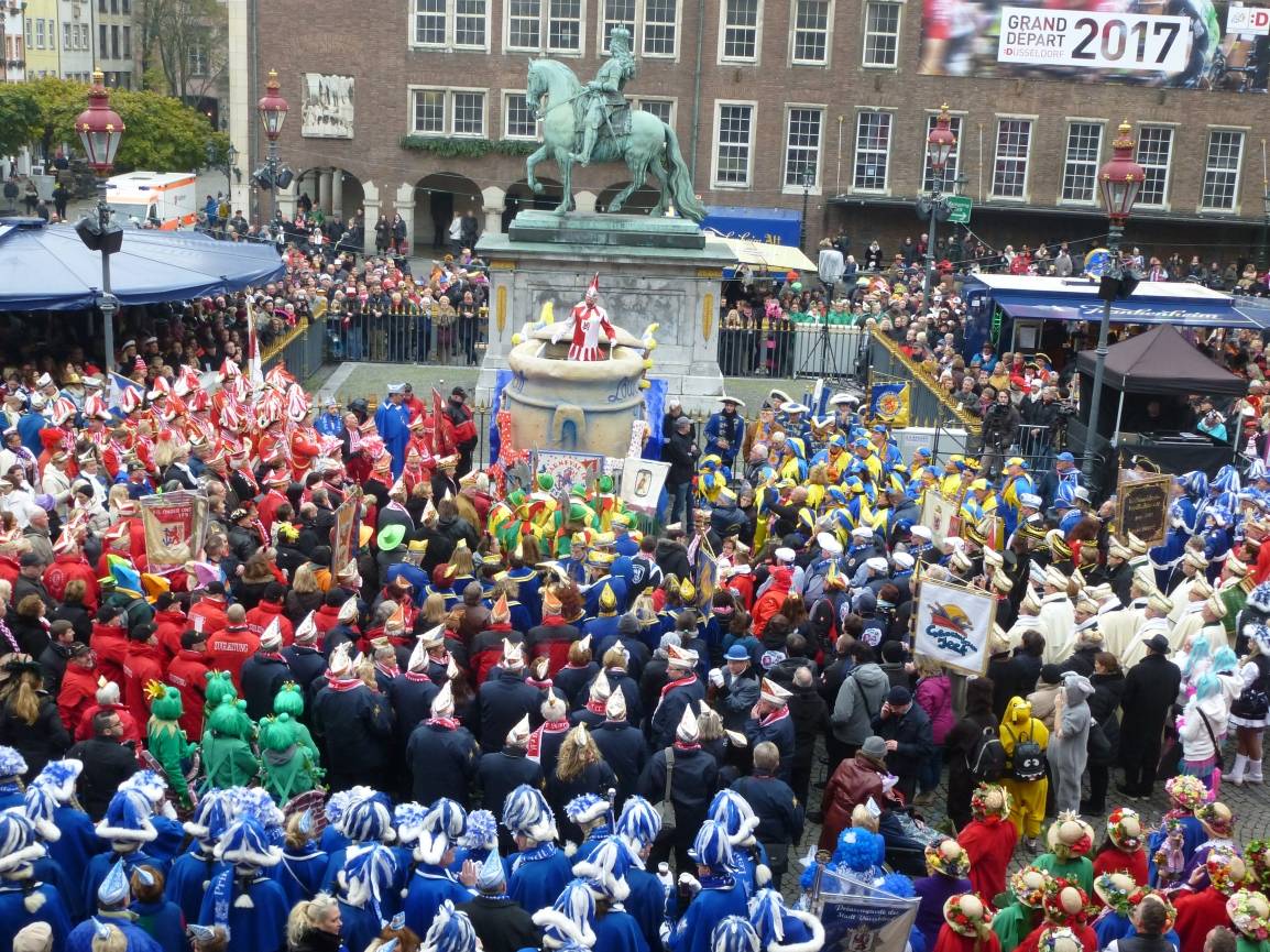  Pünktlich um 11.11 Uhr meldete sich der Hoppeditz zurück. Auf dem Marktplatz war es richtig voll.  