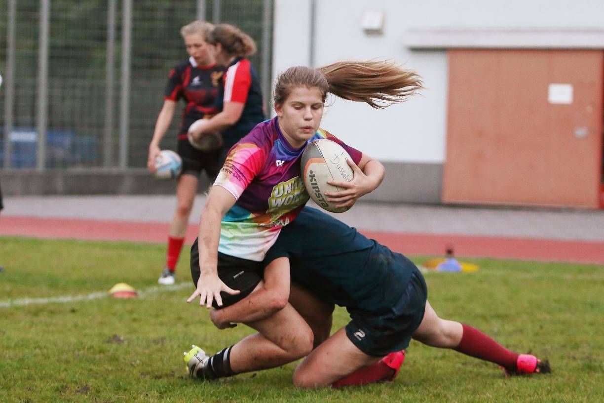  Antonia Nußbaumer (16, mit Ball) versucht dem Angriff (Tackle) ihrer Trainingspartnerin zu entkommen.  