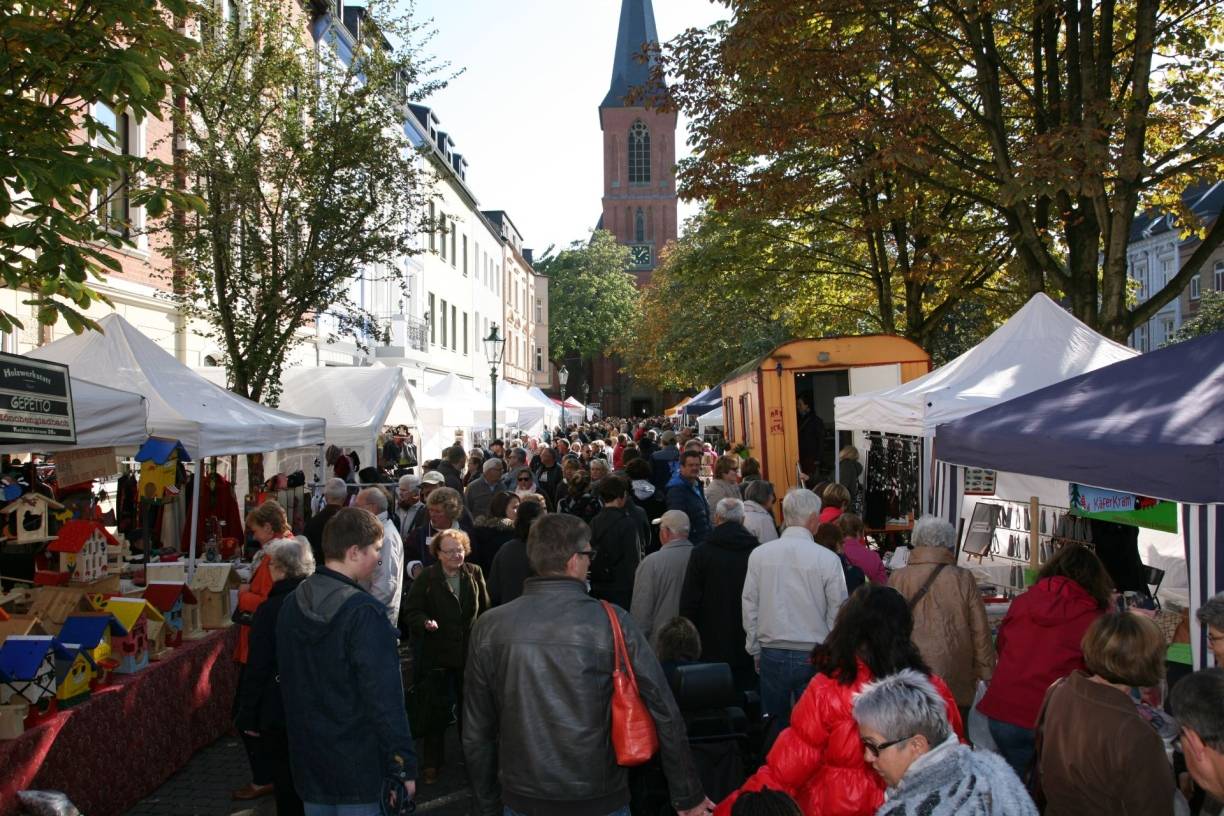  Der Künstlermarkt gibt dem Gertrudisplatz stets einen Hauch von Pariser Montmartre. 
