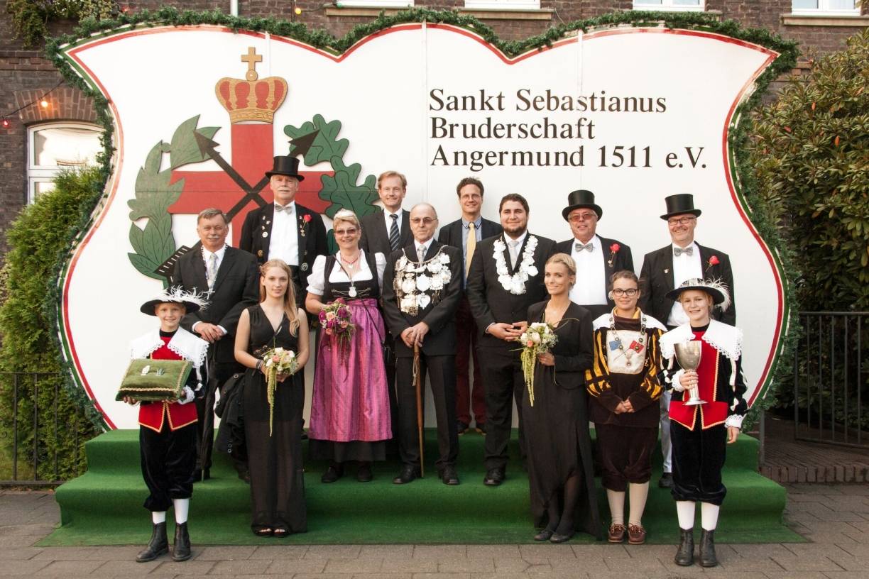  Ilona (pinke Schürze) und Werner Hädler (Mitte) sind das amtierende Königspaar. 