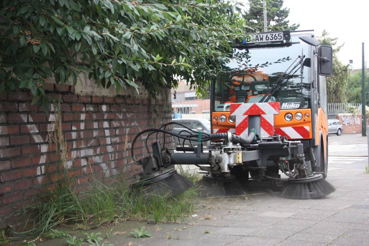  Mit der speziellen "Wildkrautbürste" des Kehrfahrzeugs soll in den nächsten zwei Wochen das Unkraut auf den Straßen entfernt werden.  