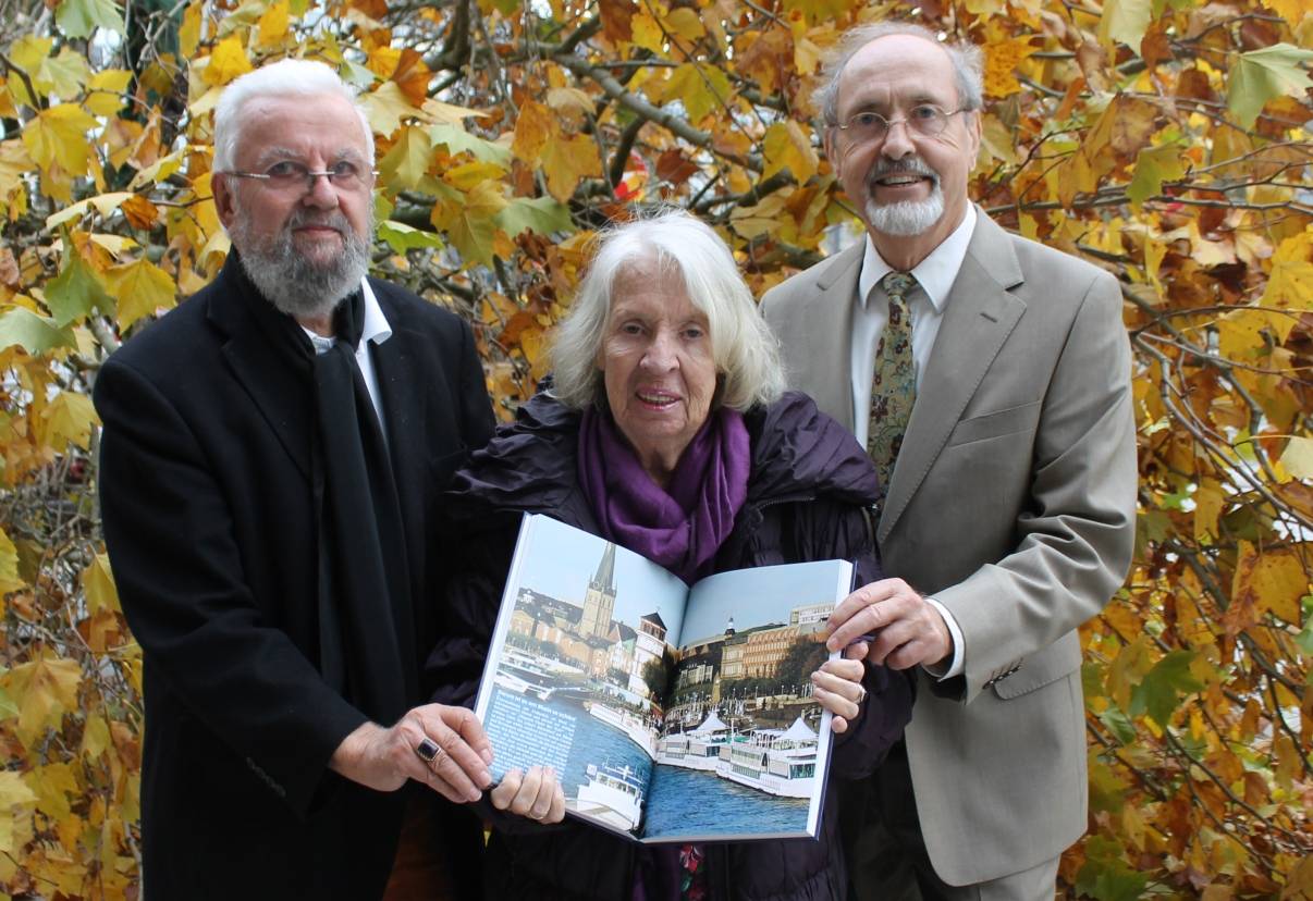  Richard Fuchs, Ursel Fuchs und Georg Kretzschmar (v.li.) präsentieren ihr bilderreiches, informatives und unterhaltsames Buch „StadtLandFluss“. 