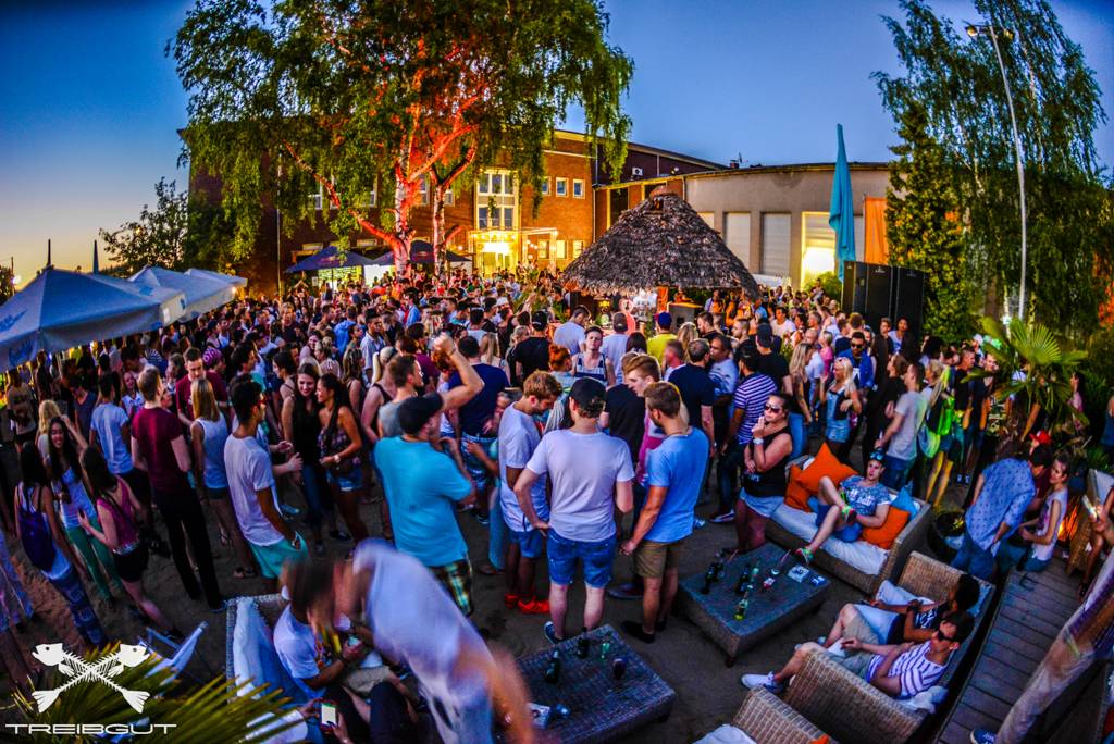 Pool-Party im Treibgut