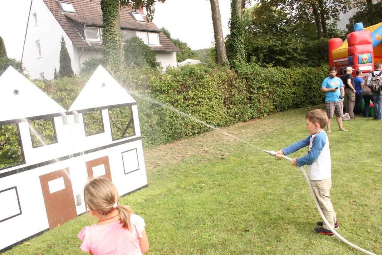  Wer zielt am besten mit dem Wasserstrahl? 