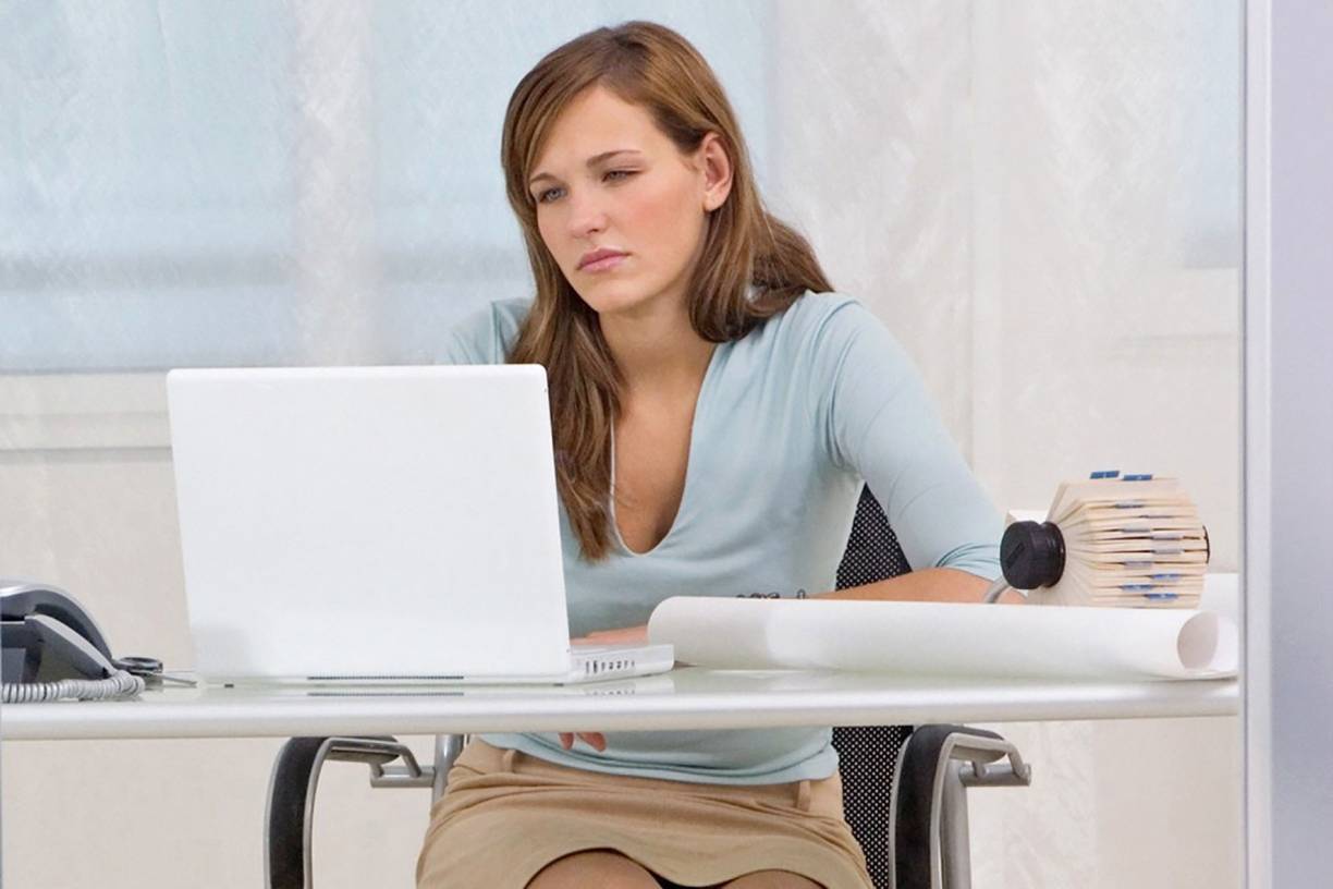  Gegen Rückenschmerzen ist im Job wie in der Freizeit eine gute Mischung aus Sitzen, Stehen und Gehen ratsam. 
