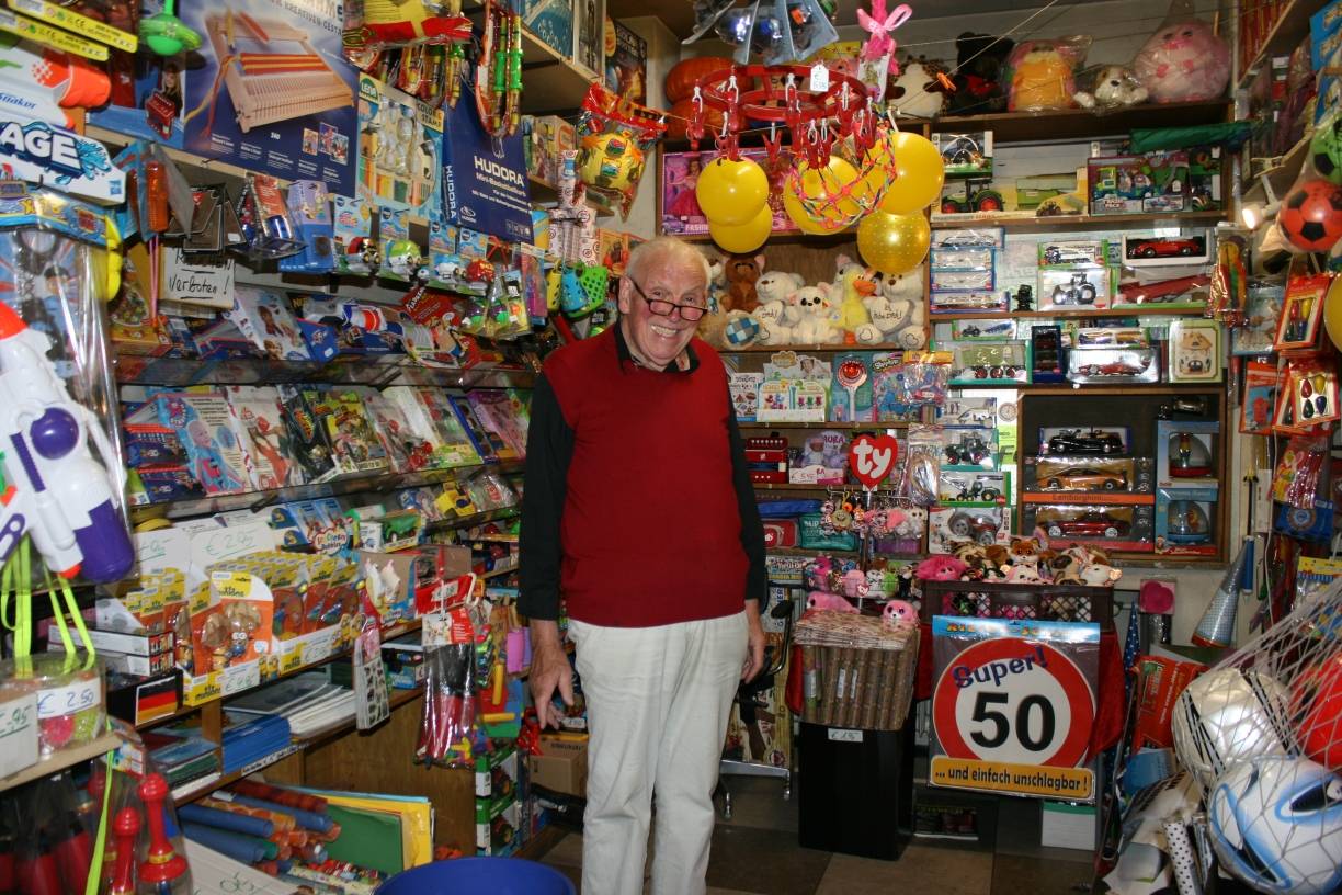  Heinz Hoppe führt seit 55 Jahren sein Büdchen an der Luegallee. Ob Zeitungen oder Spielzeug — die Auswahl ist riesig. 