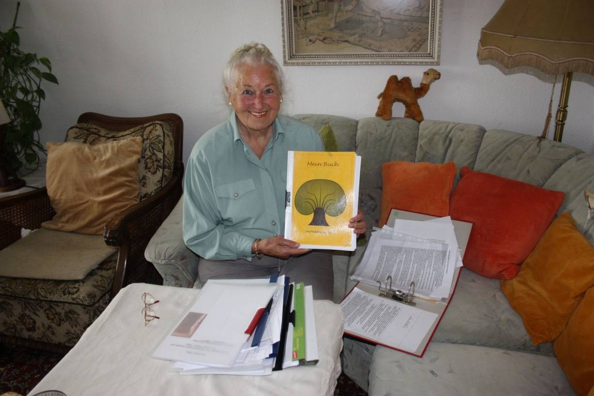  Melitta Genßler (84) mit einem ihrer Manuskripte. 
