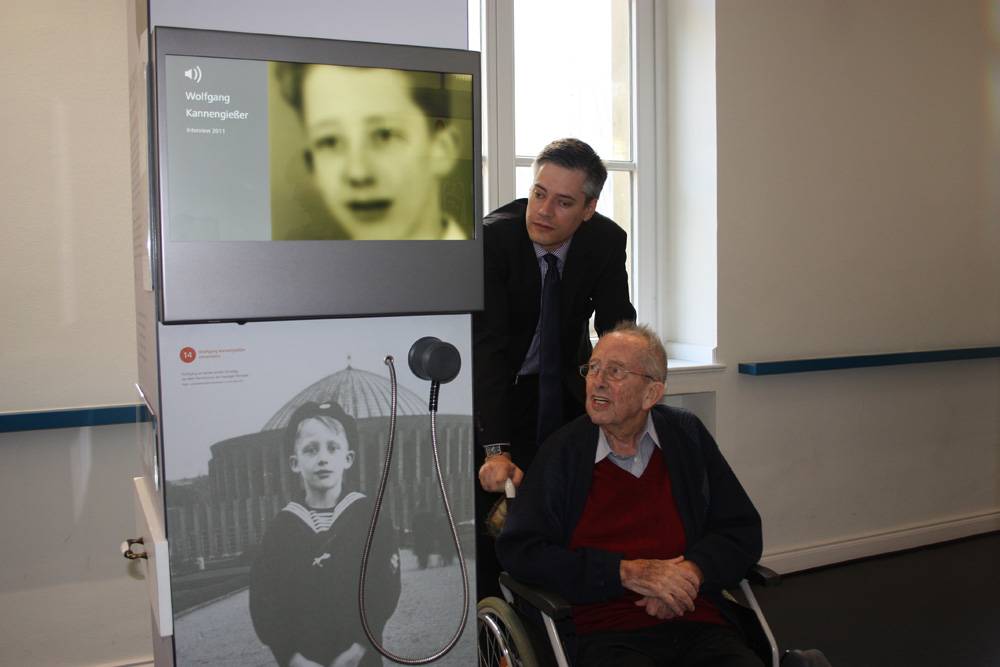  Dr. Bastian Fleermann, Leiter der Mahn- und Gedenkstätte schaut sich zusammen mit dem Zeitzeugen Wolfgang Kannengießer den Teil der Ausstellung an, der dem Senior gewidmet ist. 