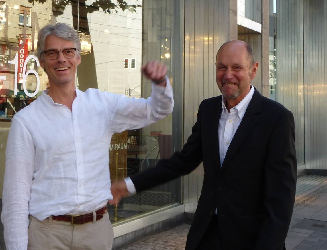  Frohen Mutes beim Blick auf die aktuelle Entwicklung der Graf-Adolf-Straße: Daniel Klages (li.) , der mit Licht im Raum 60-jähriges Geschäftsbestehen feiert, und Hans-Günther Oepen, Vorsitzender der Immobilien- und Standortgemeinschaft (ISG) Graf-Adolf-Straße. 