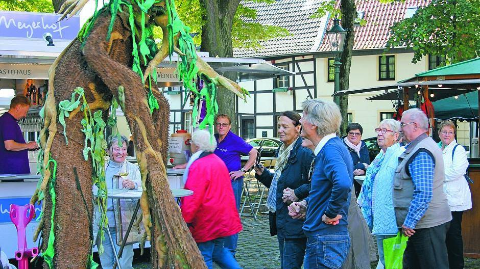  Eine staksende Weinrebe amüsierte viele Besucher im letzten Jahr auf dem Gerricusplatz. Unter dem Kostüm versteckte sich ein gewandter Stelzenläufer. 