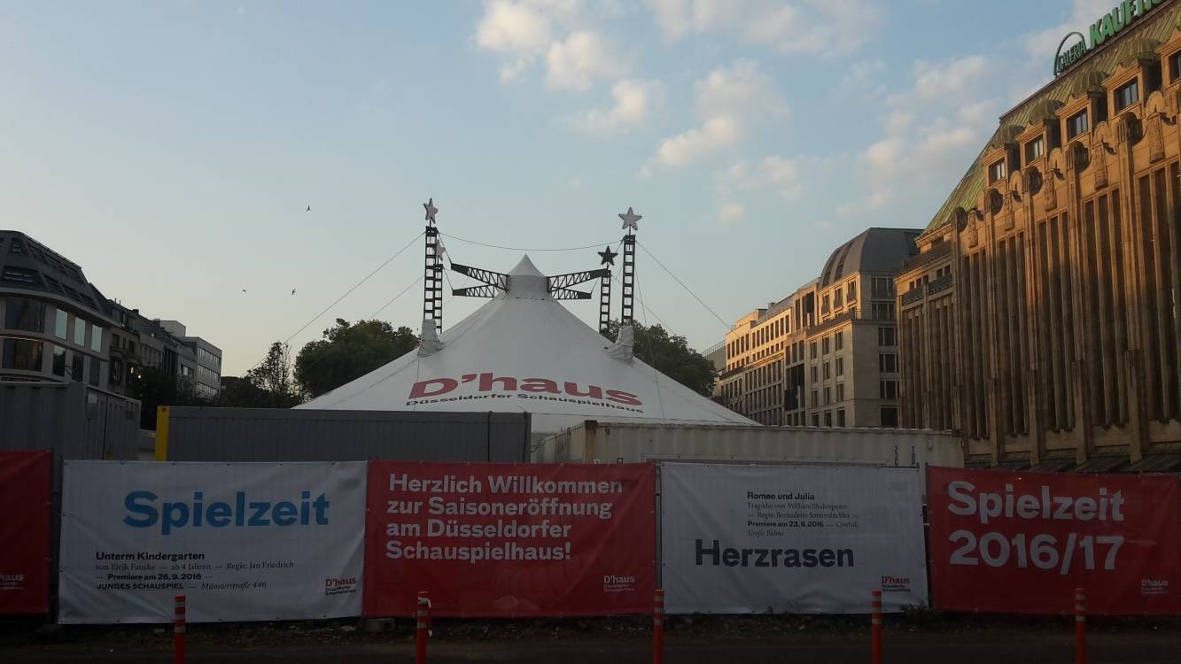  Am Donnerstagabend beginnt hier im Theaterzelt am Corneliusplatz die neue Spielzeit des Düsseldorfer Schauspielhauses. 
