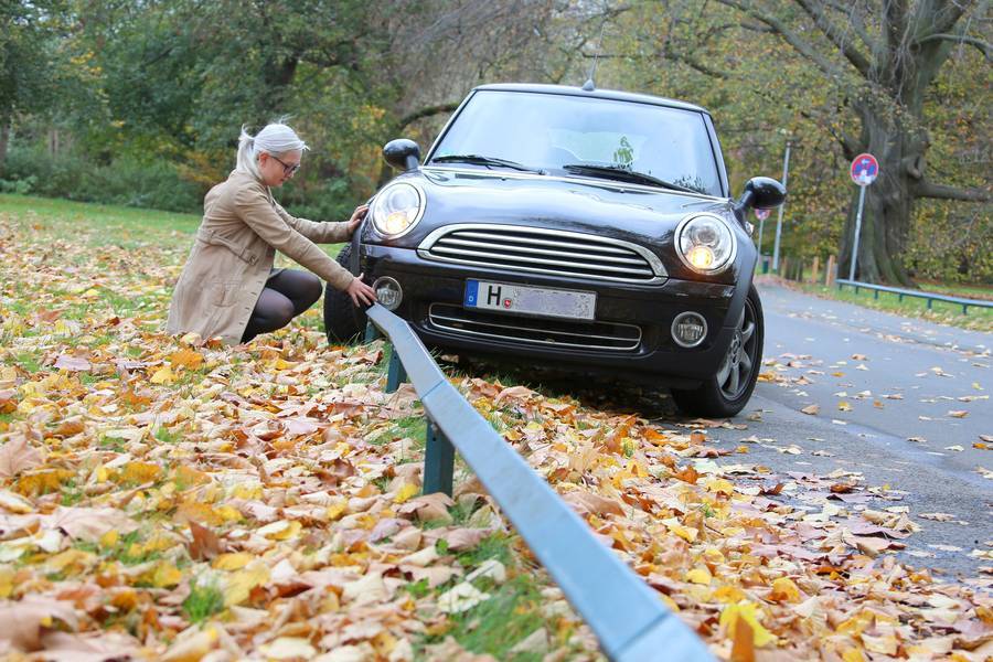  Nässe und Laub auf den Fahrbahnen sorgen mit dafür, dass Oktober und November meist die unfallträchtigsten Monate des Jahres sind. 