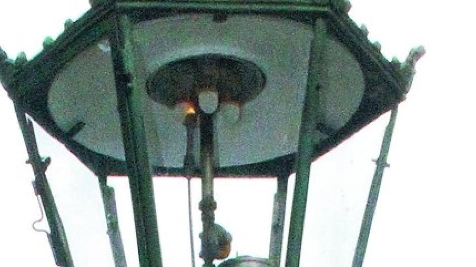 Gerd Großberndt vorm Brunnengarten. 