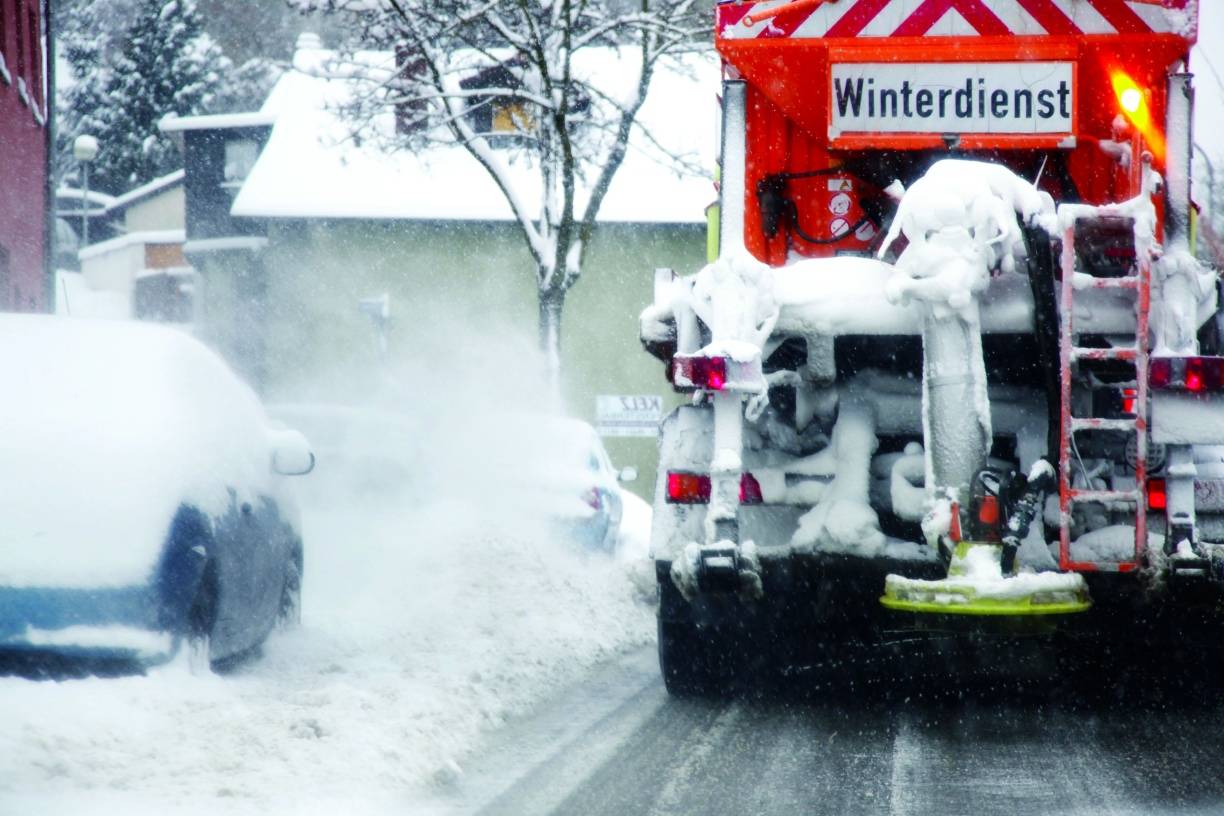  Streusalz kann die Lackierung eines Autos beschädigen.  