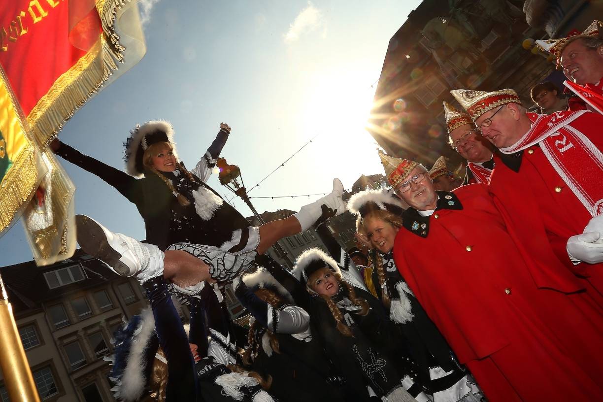  Wird der Hoppeditz aus dem Senftopf steigen? Und wird das Wetter so schlecht wie angekündigt? Egal, denn es geht wieder los! Und Düsseldorfs Karnevalisten freuen sich auf nichts so sehr wie die „Fünfte Jahreszeit“. 
