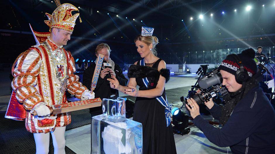 Kein rheinisches Derby ohne Karneval: Das Düsseldorfer Prinzenpaar Christian und...