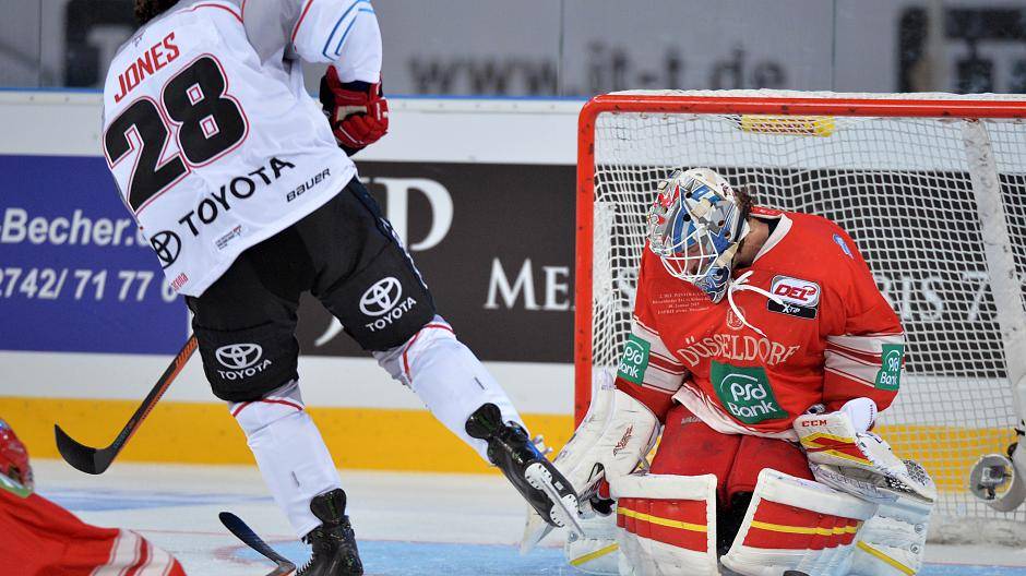 Und auf der anderen Seite macht DEG-Keeper Tyler Beskorowany den Kölner das Leben...