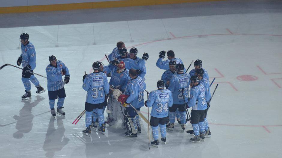 Vor dem eigentlichen Wintergame besiegten die DEG-Legenden die alten Kölner Haie durch...
