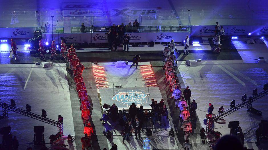 Die Mannschaften laufen ins größte Eishockey-Stadion Europas...