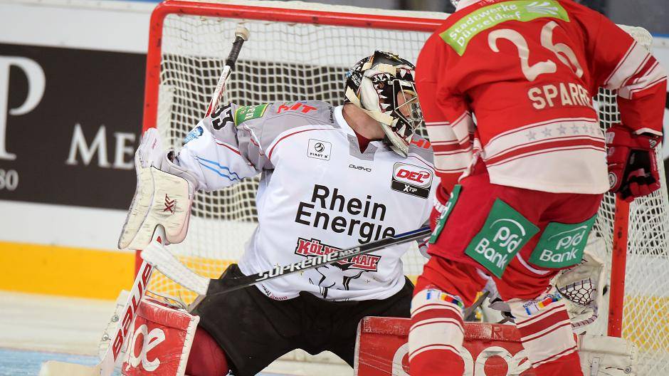 Stattdessen staubt Kris Sparre für die DEG zu Beginn des zweiten Drittels zum 2:0...