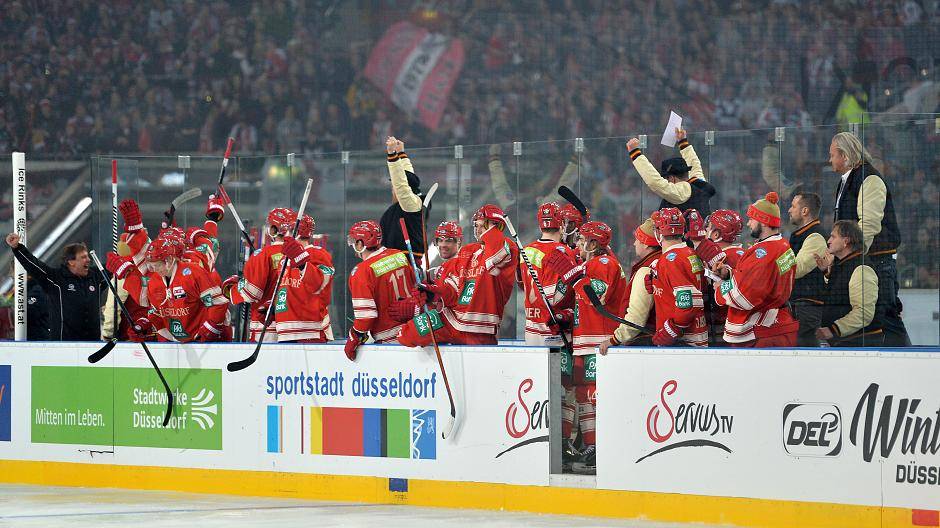 Und auch die Bank der DEG jubelt beim 3:0 durch Kris...
