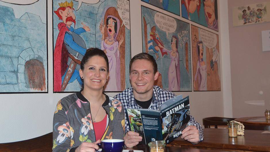  Bedia Sapanci und Carsten Erretkamps lieben Comics und haben seit knapp zwei Monaten das Café Rigolo auf der Münsterstraße in Pempelfort. Im Hintergrund an der Wand: ein Kurz-Comic mit König Kalle. 