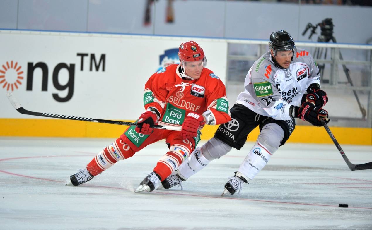  Jakub Ficenec, hier beim DEL-Wintergame im Duell mit John Tripp von den Kölner Haien, bleibt eine weitere Saison bei der Düsseldorfer EG. 
