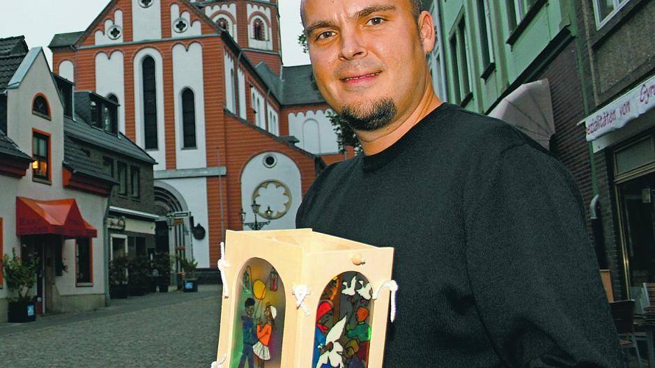  Sebastian Freitag hat eine Martinslaterne zum Termin mitgebracht. 
