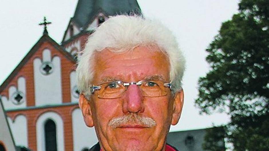  Klaus Dickers zeigt die Wettbewerbsgewinner-Werke, links das von Felix Kraft, rechts das von Elfi Schierl. 