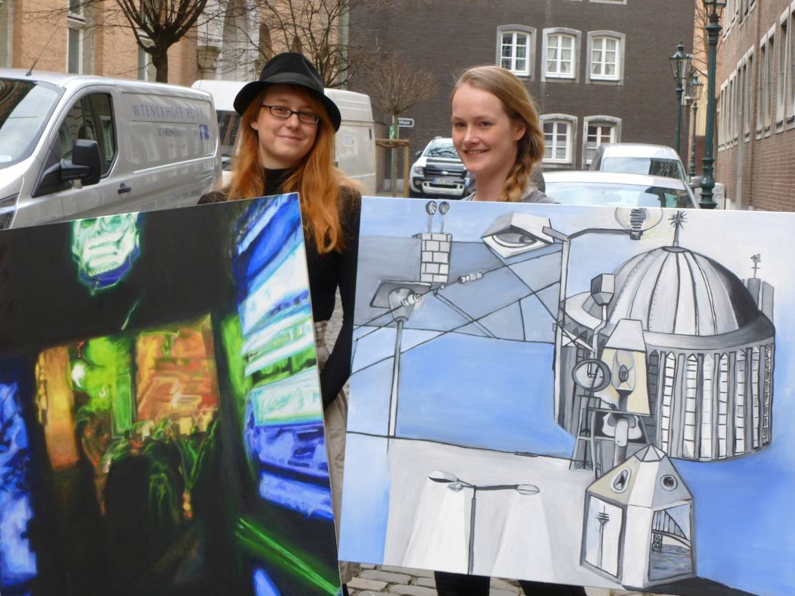  Lara Rottinghaus (li.) und Pia Karaus sind schon mächtig gespannt, was ihre Bilder bei der Versteigerung einbringen werden. 