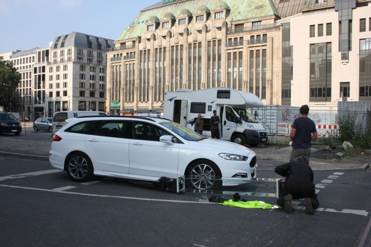 Der Kö-Bogen als Kulisse für ein Auto-Fotoshooting