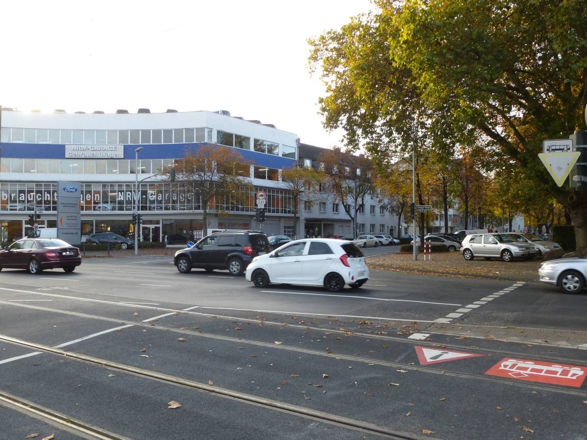  Die Einfahrt hier in den Höherweg wird gerne genutzt, um über den Schleichweg Albertstraße schnell auf die Gerresheimer Straße zu gelangen. Für die Anwohner vor allem während der Hauptverkehrszeiten eine Belastung. 