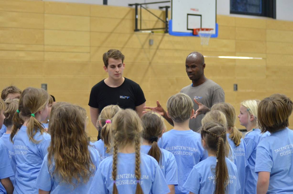  Gemeinsam mit Co-Trainer Fabian Reismann leitete Collins eine kurze Laufeinheit. 