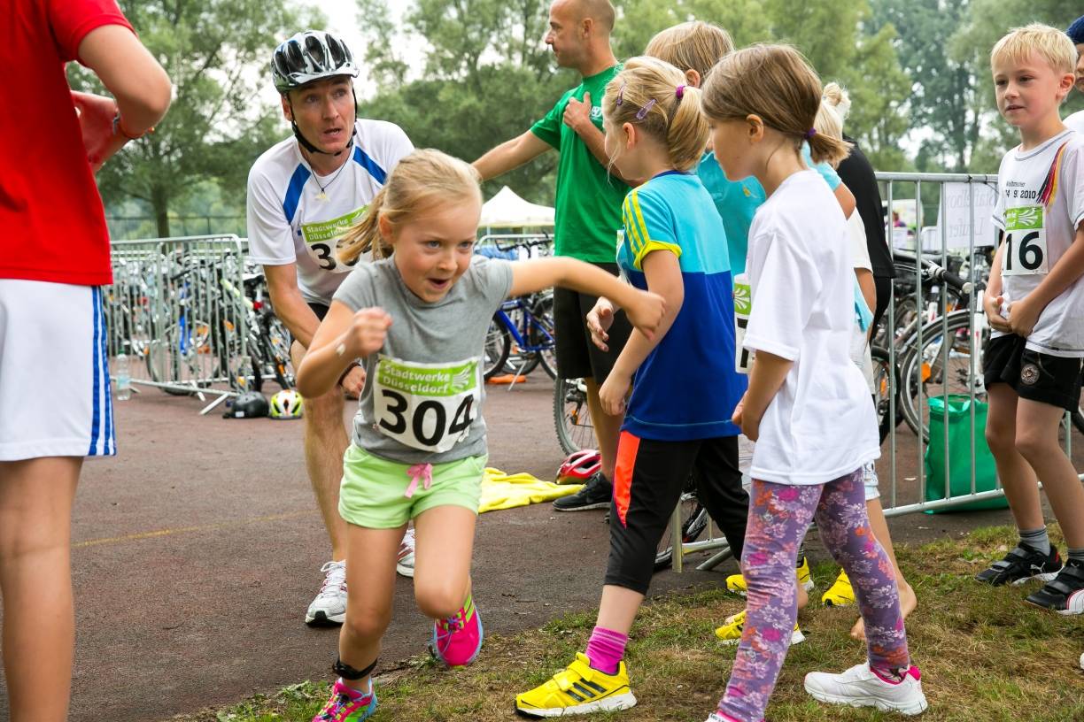  Laufen, schwimmen, Fahrrad fahren - Der Kinder-, Jugend- und Familientriathlon im Strandbad Lörick ist ein sportlicher Spaß für kleine und große Düsseldorfer. 