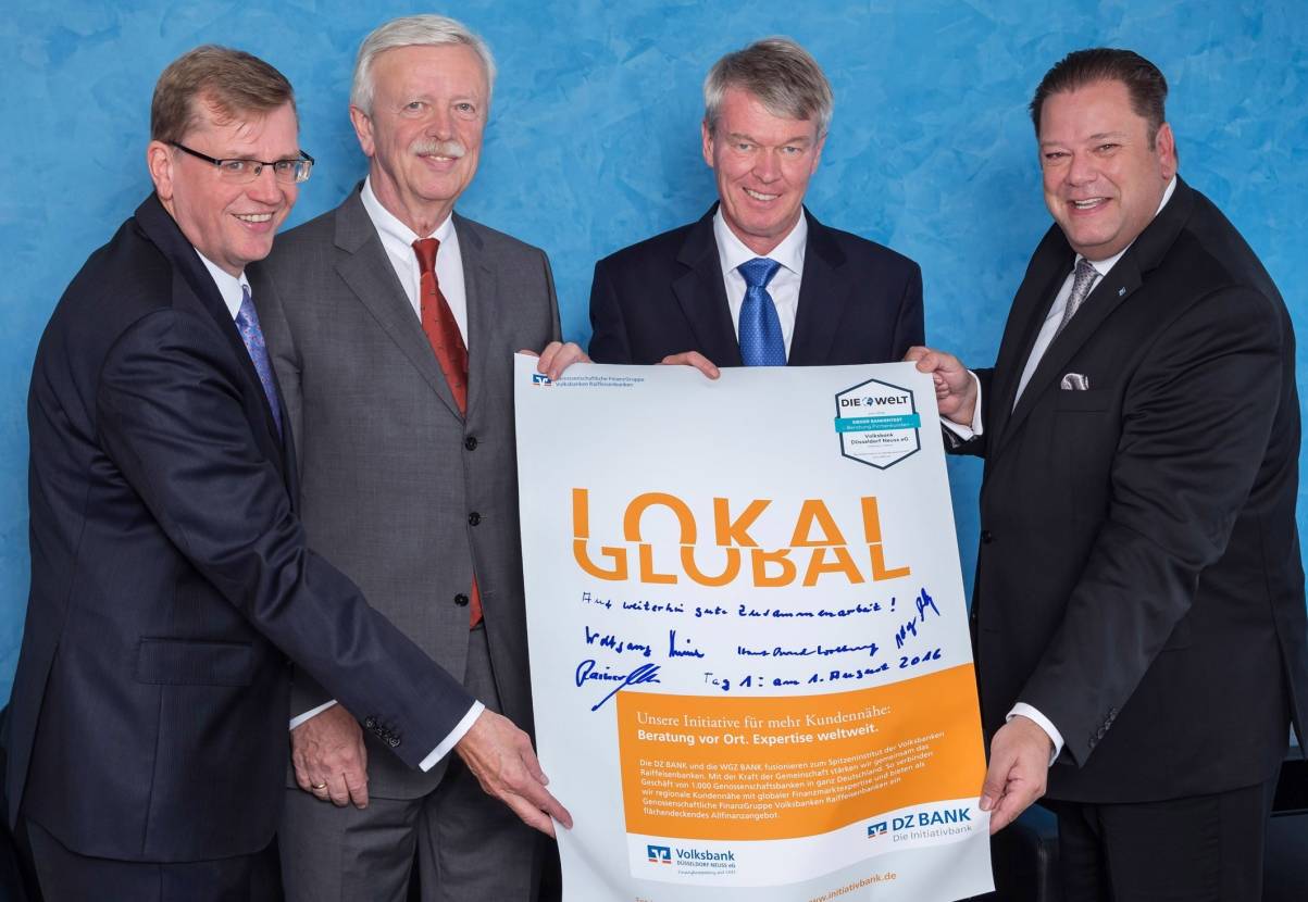  Besuch bei der Volksbank Düsseldorf Neuss (v. li.): Klaus Reh, Hans-Bernd Wolberg, Wolfgang Kirsch und Rainer Mellis mit der Initiativ-Anzeige "Lokal Global". 