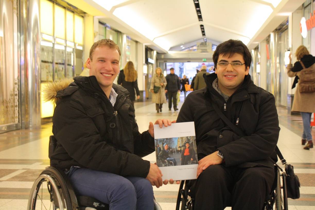  Tim Eigenbrodt (l.) und Fatih Kilinc wünschen sich einen normalen Umgang mit behinderten Menschen und Hilfe, wenn sie nötig ist. 