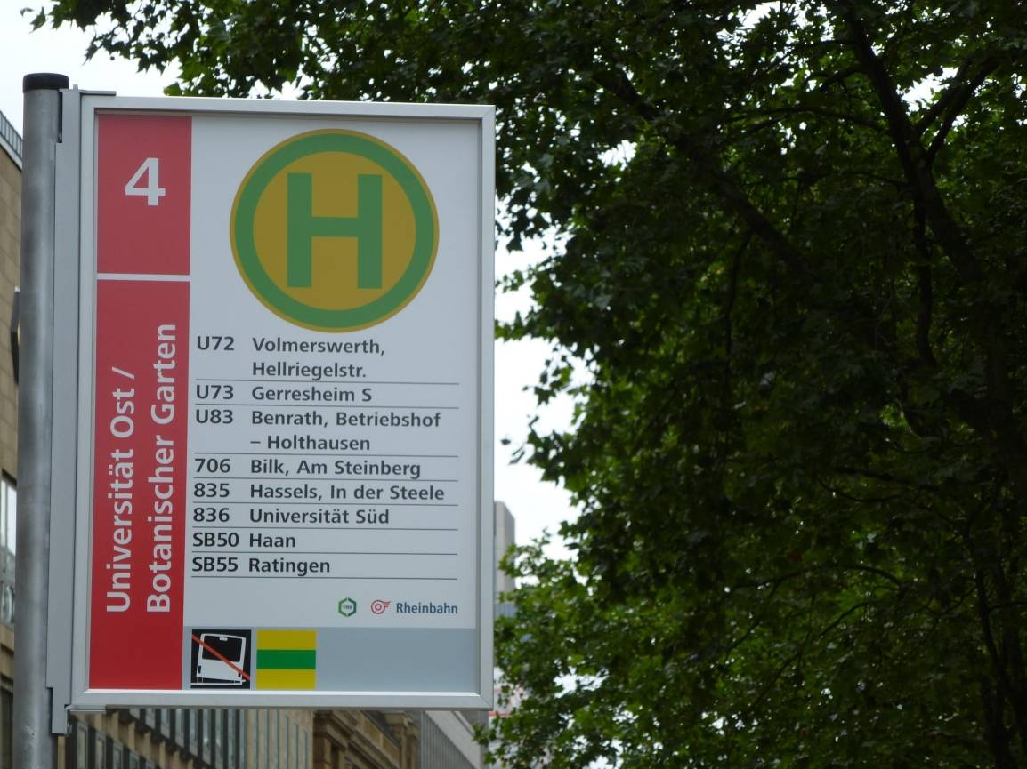 Wie sollen die Haltestellen-Schilder der Rheinbahn aussehen?