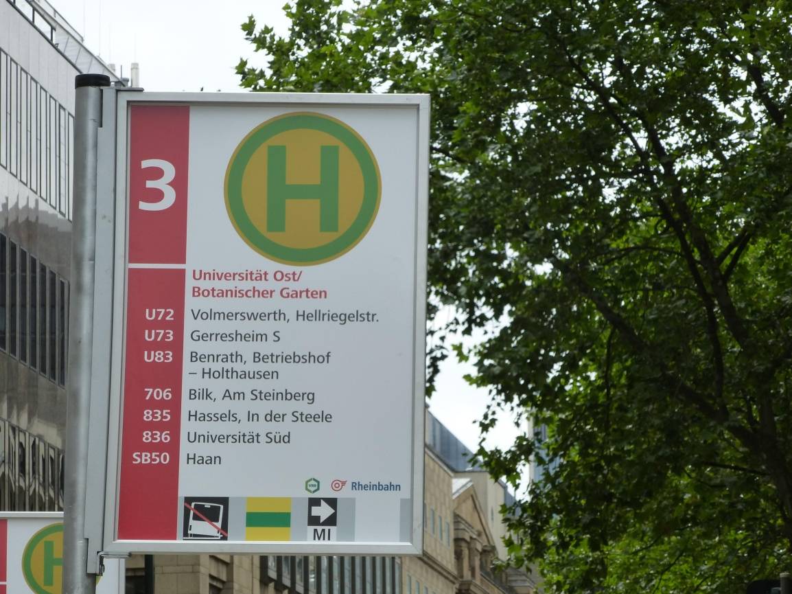 Wie sollen die Haltestellen-Schilder der Rheinbahn aussehen?