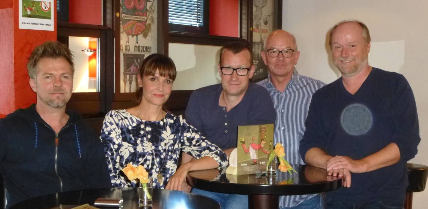  Heiko Seidel (v. li.), Maike Kühl, Daniel Graf, Kay Lorentz und Martin Maier-Bode im Foyer des Düsseldorfer Kom(m)ödchens. 