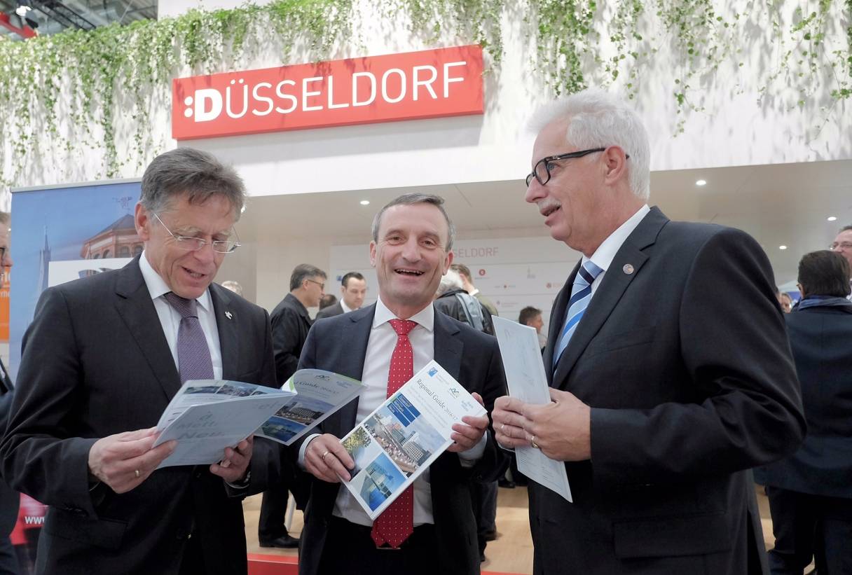  Stellten den 5. Regional-Guide vor: berbürgermeister Geisel (Mitte) mit Hans-Jürgen Petrauschke (Landrat Rhein-Kreis Neuss) und Thomas Hendele (Landrat Kreis Mettmann). 