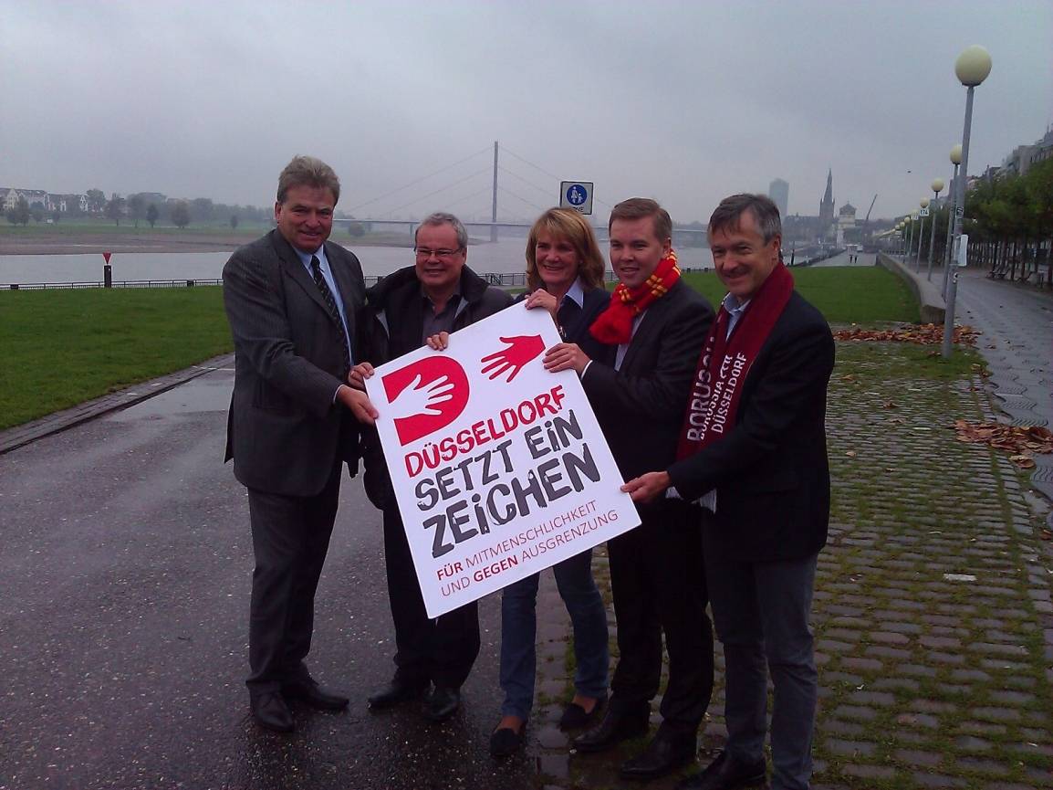  Sportliche Unterstützung für Sabine Tüllmann von der Bürgerstiftung Düsseldorf: Andreas Preuss, Manager Borussia Düsseldorf, Paul Specht, DEG-Geschäftsführer, Fortuna-Vorstand Paul Jäger und der Vorsitzende des Rochusclubs, Burkhard von Arnim (v. r.). 